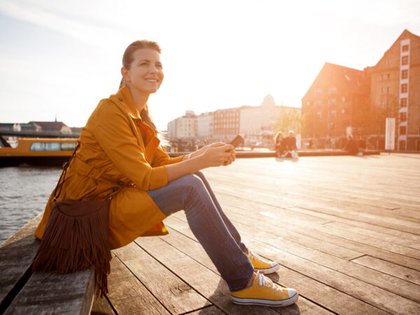 Woman in city enjoyng sun.